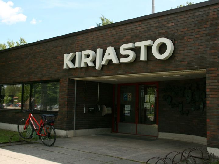 Joutsenon kirjaston julkisivu